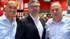 שלומי אמיר עם מנכ"ל בלואי ויטון, צילום: יחצ